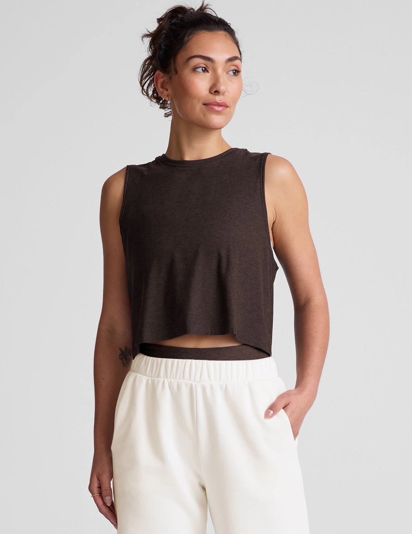 FEATHERWEIGHT MINIMAL CROPPED TANK dark chocolate