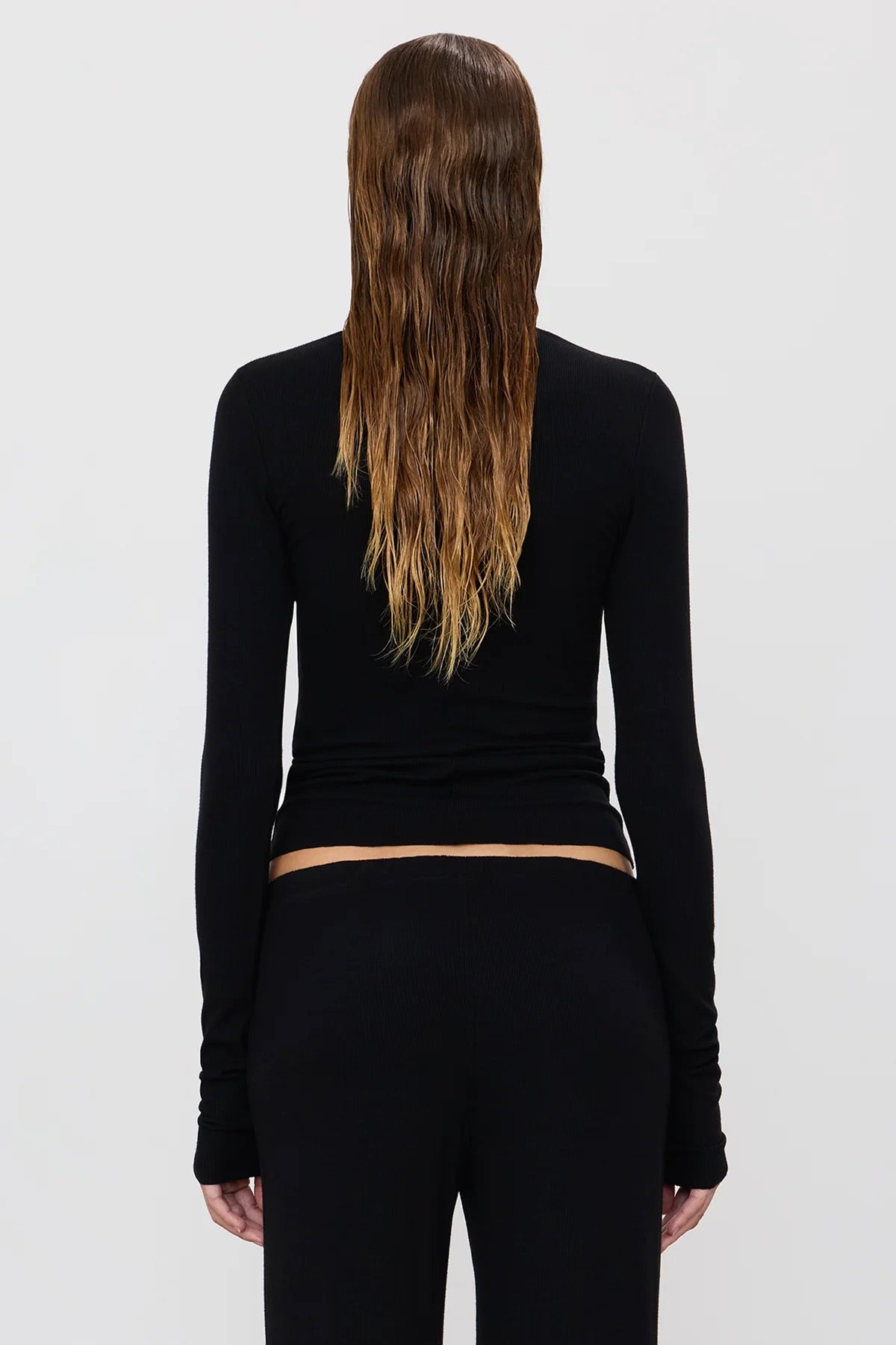 LONG SLEEVE V-NECK TEE black