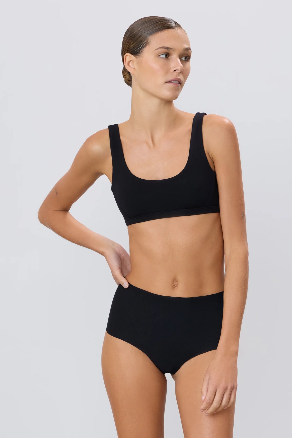 SCOOP NECK BRA black