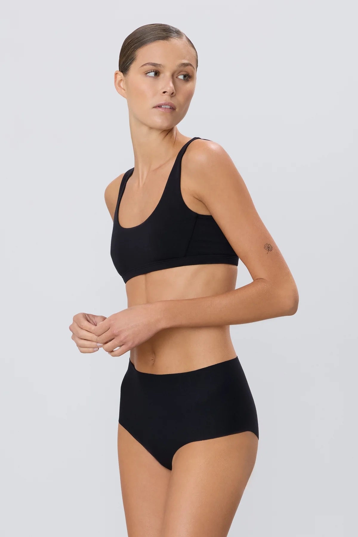 SCOOP NECK BRA black