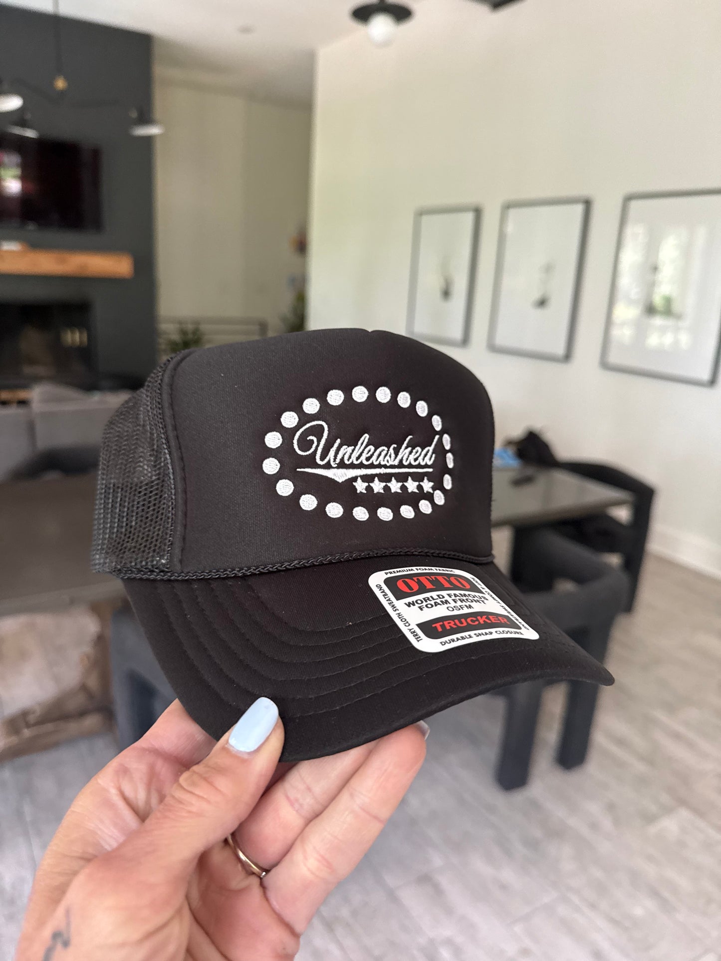 UNLEASHED OVAL LOGO HAT black