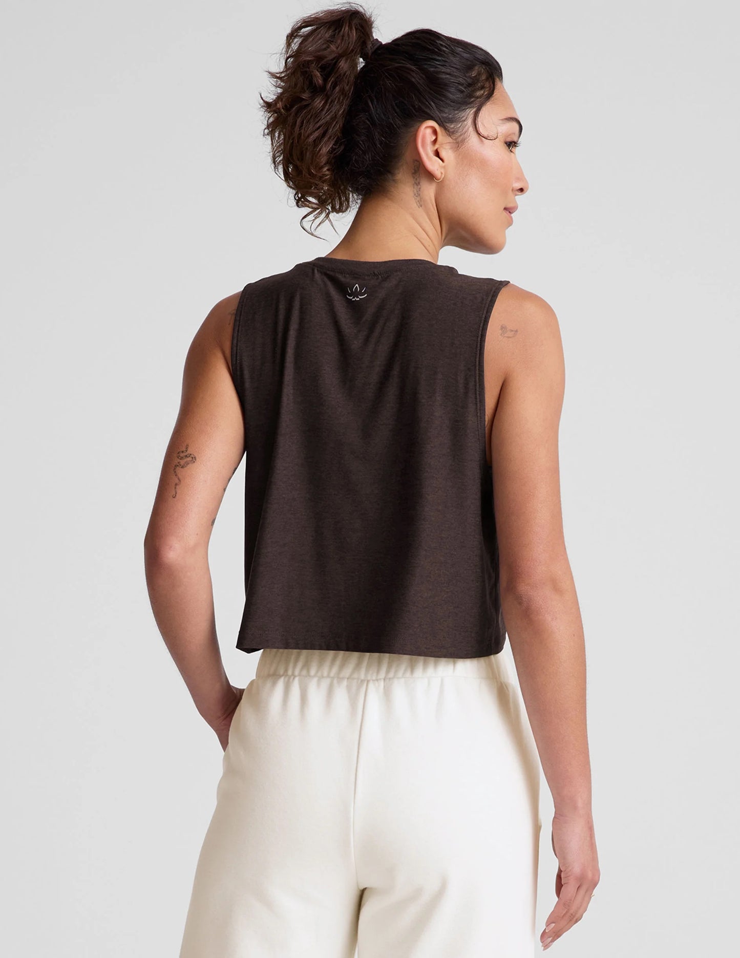 FEATHERWEIGHT MINIMAL CROPPED TANK dark chocolate