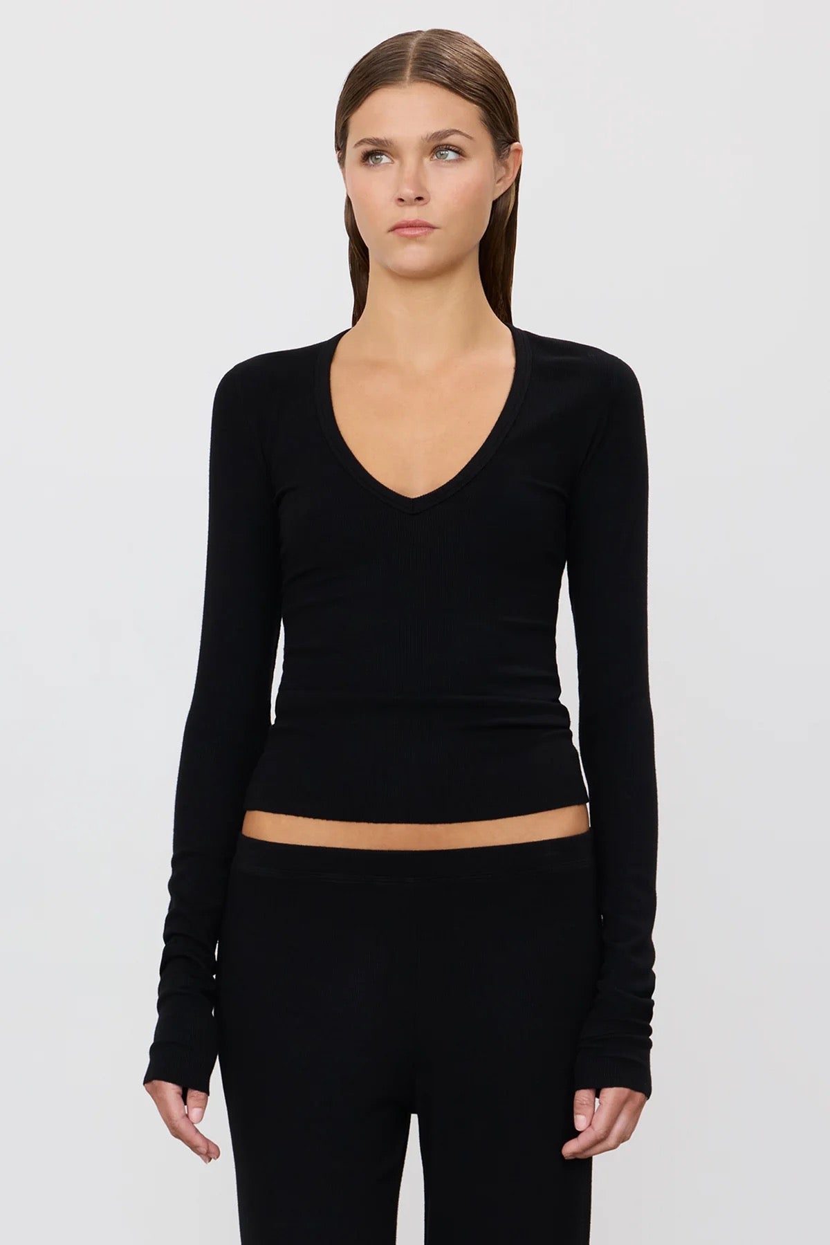 LONG SLEEVE V-NECK TEE black