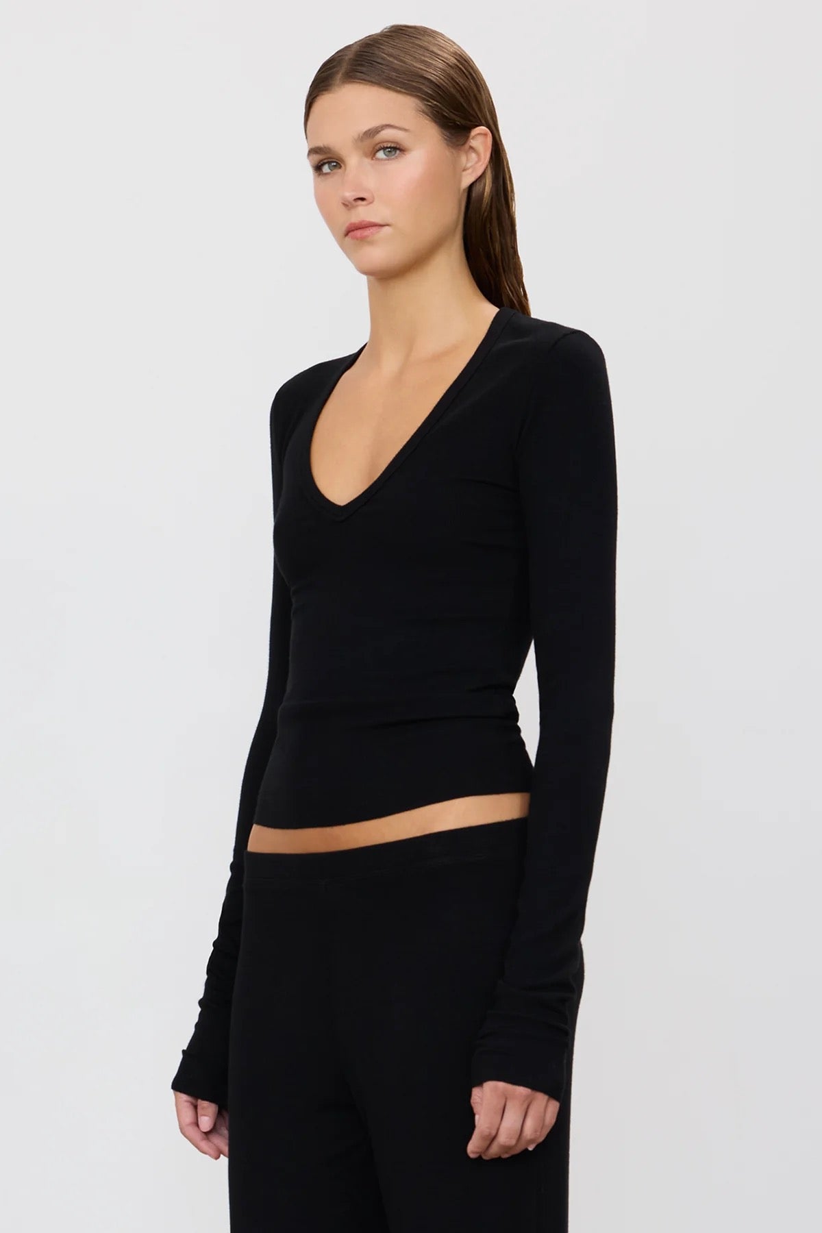 LONG SLEEVE V-NECK TEE black